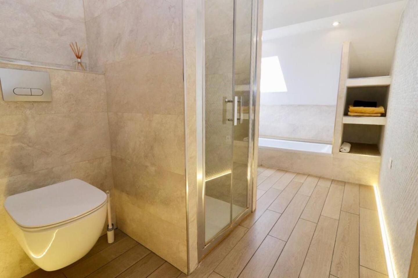 Appartement Duplex 120m2 terrasse vue sur Nîmes Extérieur photo